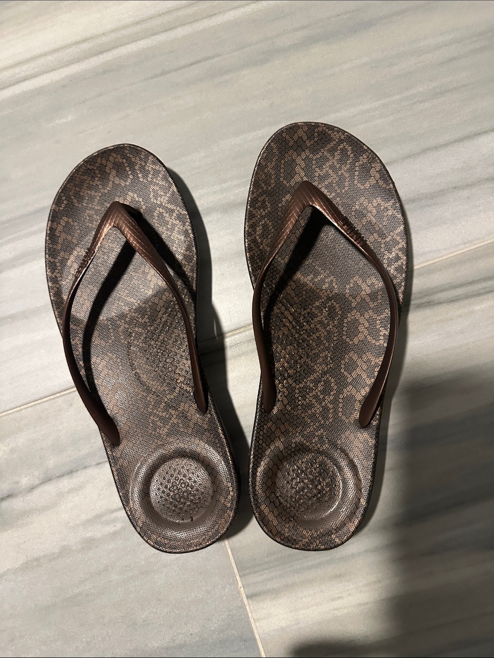 FIT FLOP Women’s Brown Snake-Print Flip Flop Sandals